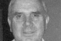 Hywel Gwynfryn yn cyd-gerdded Clawdd Offa gydag Arwyn Davies