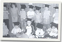 Plant yr ysgol y llynedd gyda'u 'capiau graddio'