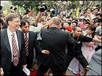 Bill Gates tới Việt Nam vào tháng Tư năm 2006