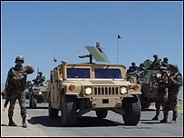 سربازان کانادايی در محل انفجار