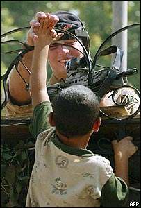 Soldado britânico e menino iraquiano