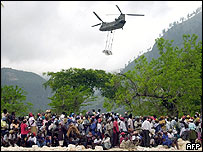 Helicóptero leva ajuda a local atingido pela chuva no Haiti