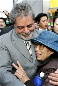 Presidente Lula cumprimenta mulher japonesa na estação de metrô de Shimbashi, em Tóquio (Foto Ricardo Stuckert/PR)