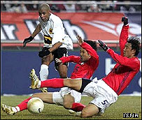 مدافعان کره جنوبی در برابر بازيکن آنگولا