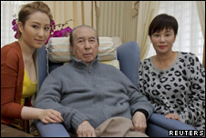 Stanley Ho (centre) with his third wife Chan un-Chan (R) and daughter Florinda