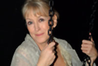 Sharon Morgan yn  ei drama 'Holl Liwiau'r Enfys'