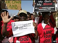 Sul-africanos sem-terra fazem manifestação pela reforma agrária