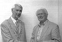 Havard Gregory yn arwisgo Gwyn Briwnant Jones