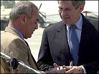 Usama Kashmula (à esquerda) com o vice-secretário de Defesa americano Paul Wolfovitz