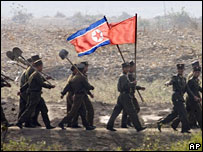 Kuzey Koreli askerler Güney Kore sınırında