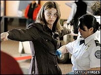 Passageiro passa por scanner no aeroporto