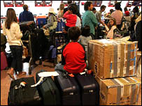 Heathrow havalimanındaki yolcular