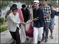 مردم در حال حمل يک جنازه