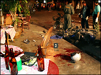 Trước một quán bar, Hat Yai