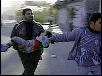 Homem leva criança ferida depois de ataque contra escola na Faixa e Gaza