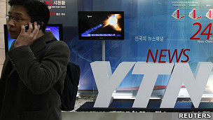 韓國首爾聯合電視新聞台（YTN）總部外一名記者駐足講電話（20/3/2013）