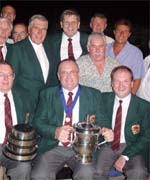 Aelodau o Gor Pontarddulais gyda'u harweinydd Clive Phillips - buddugwyr cystadleuaeth corau meibion.