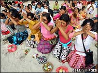 Ambientalistas fazem manifestação na praia de Kuta, em Bali