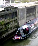 Narrowboat entering Gloucester Lock