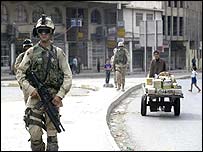 गश्त लगाते सैनिक