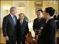 TT Bush tiếp các ông Lý Bách Quang, Vương Di và Dư Kiệt tại Tòa Bạch Ốc ngày 11 tháng Năm 2006-ảnh của VOA News