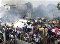 Endonezya'da düşen uçağın enkazı