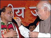 اڈوانی نئے صدر راج ناتھ سنگھ کو مٹھائی کھلاتے ہوئے