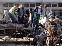 سرباز افغان در برابر اتوبوس متلاشی شده وزارت دفاع در کابل