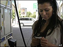 Motorista em posto de gasolina dos EUA