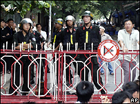 Cảnh sát cơ động lập hàng rào ngăn giáo dân ở phố Nhà Chung 