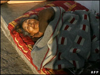 Vítima do terremoto no Peru dorme na rua