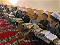 کودکان افغان در حال فراگيری قرآن در يک مسجد