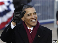 Obama acena durante desfile de posse na terça-feira (AFP)