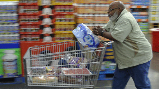 一名男子在洛杉磯比較貧窮的地區Inglewood的倉儲式大型連鎖超市