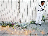 Velas depositadas em frente ao hotel atingido pela explosão