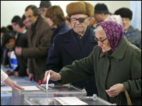 Oy kullanan Ukraynalılar