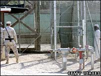 نگهبانان و زندانيان در اردوگاه شماره 4 گوانتانامو