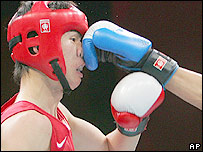 یک مشت زن از ناحیه بینی دچار ضربه می شود