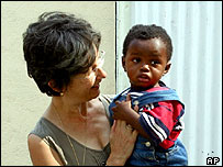 Pediatra italiana com criança em hospital de Uige