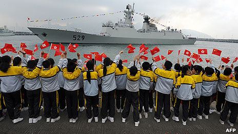 香港小学生挥舞中国国旗与香港区旗迎接解放军舰艇到临（资料图片）