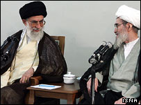 آيت الله مشکینی، رییس مجلس خبرگان (راست) و آیت الله خامنه ای 