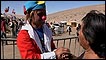 El payaso Rolando y una de las familiares de un minero se despiden en el Campamento Esperanza.