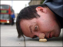 McGowan empurrando amendoim