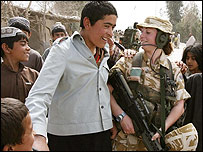 سرباز بريتانيايی در ميان کودکان در هلمند