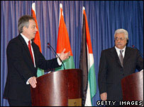 O ex-premiê britânico Tony Blair e o presidente palestino Mahmoud Abbas (foto de dezembro de 2006)