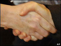 हाथ मिलाना