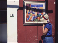 Mulher caminha em rua de Positano, Itália