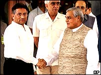 Pakistan Devlet Başkanı Müşerref ve Hindistan'ın eski Başbakanı Vajpayee'yle el sıkışıyor