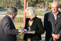 Cyflwyno llun i Lywodraethwr Chubut,  Mario Das Neves