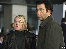 Cena do filme 'Trama Internacional', com Clive Owen e Naomi Watts